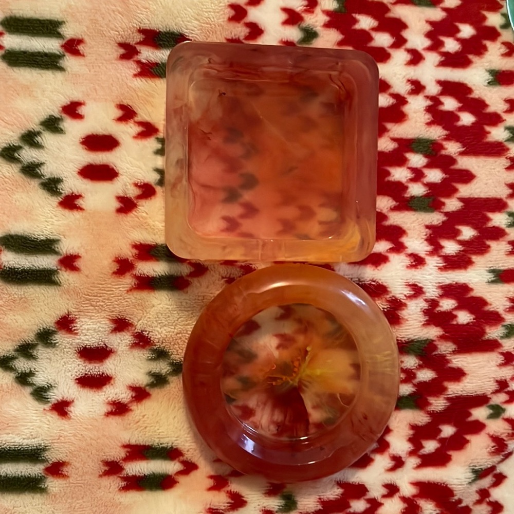 Matching ashtray set.